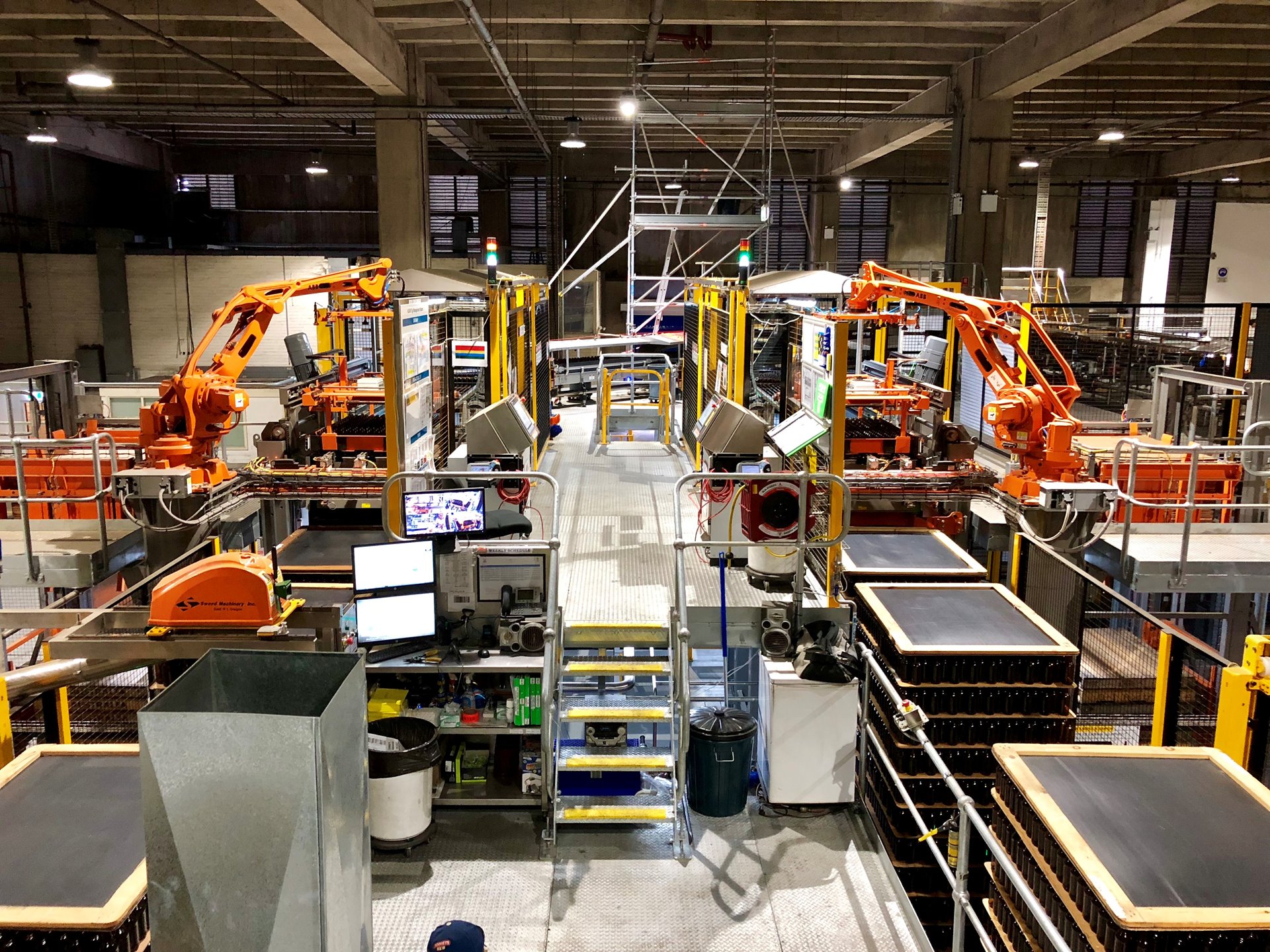 From pallet to packaging line with the help of robots